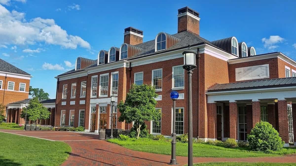 Expert FAO Tips: Writing Johns Hopkins' Supplemental Essay