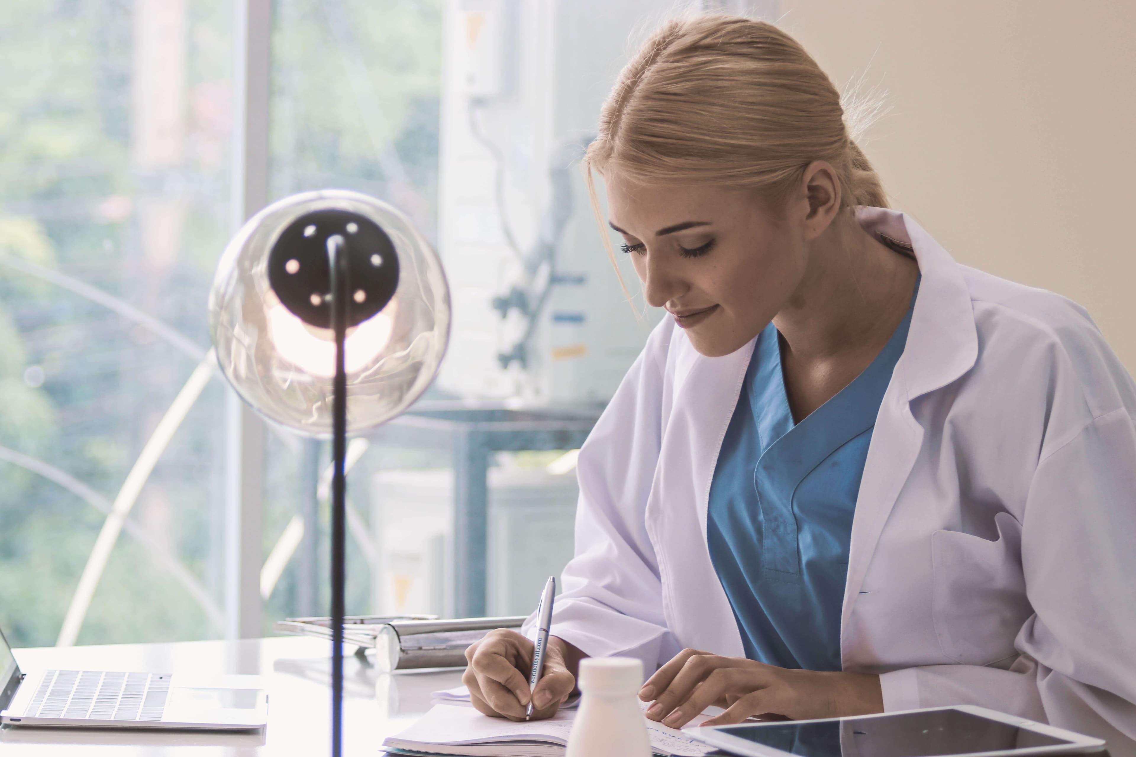 How To Become a Pharmacist: The Complete Guide